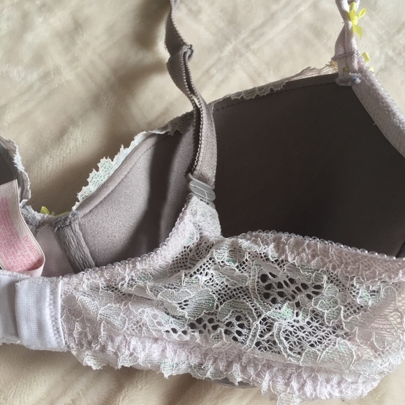 Flattering Victoria Secret Bra - Picture 4 of 5